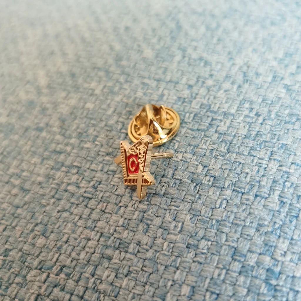 Master Mason Blue Lodge Lapel Pin - 12mm Red Enamel & Gold Plating - Bricks Masons